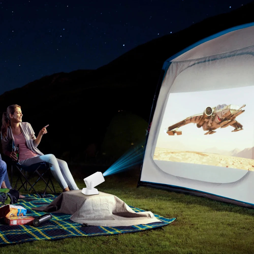 Mini projecteur Salange Q7 utilisé en extérieur pour regarder un film en camping