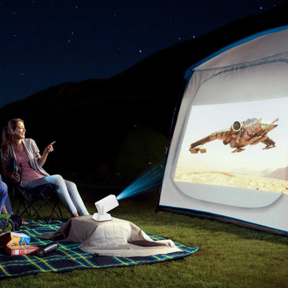 Mini projecteur Salange Q7 utilisé en extérieur pour regarder un film en camping